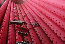 Kompakte Durchlauf-Strahlanlage für kleine, filigrane Gussteile Walther-Trowal-Durchlaufmulde-3_kll