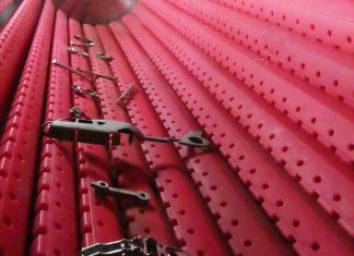 Kompakte Durchlauf-Strahlanlage für kleine, filigrane Gussteile Walther-Trowal-Durchlaufmulde-3_kll